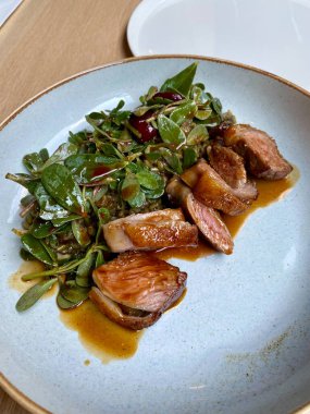 Firik, Freek veya Frikeh Bulgur Rice ile Kuzu Sırtı Et Lokantası 'nda. Yemeye hazır..