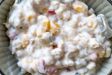 Yoğurtlu, yoğurtlu ve mısırlı ev yapımı buğday salatası. Geleneksel Organik Gıda.