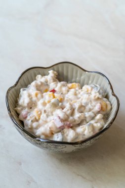 Yoğurtlu, yoğurtlu ve mısırlı ev yapımı buğday salatası. Geleneksel Organik Gıda.