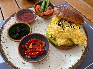 Kahvaltı tabağında Brioche ekmeğiyle çırpılmış yumurta. Shokupan Ekmeği ve Kara Kimyon Tohumu. Hizmet ve Yemeye Hazır.