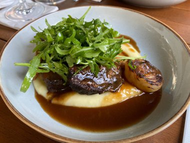 Güzel Yemek Restoranı 'nda yanında püre sosu ve salata ile haşlanmış dana yanakları servis ediliyor. Hizmet ve Yemeye Hazır.