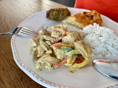 Siyah mantarlı ev yapımı tavuk, köri sosu ve Basmati pilavı ile servis ediliyor. Yemeye hazır..