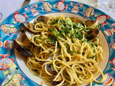 Halı kaplama midyeli deniz ürünleri spagettisi. Yerel Restoranda hizmet verdi..