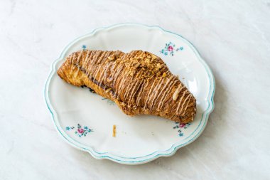 Tarçın kremalı ve fındık tozlu taze kavrulmuş kruvasan. Yemeye hazır..