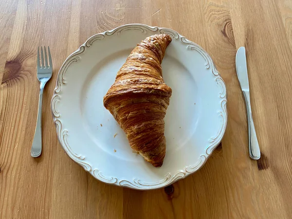 Croissant Plate Servido Com Faca Garfo Para Café Manhã Mesa — Fotografia de Stock