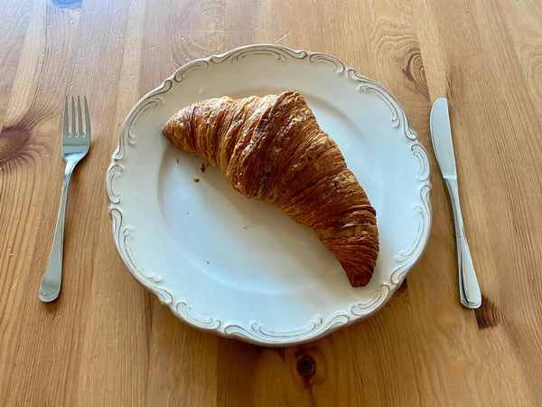 Croissant Plate Servido Com Faca Garfo Para Café Manhã Mesa — Fotografia de Stock
