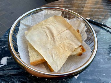Papadum Flatbread Crackers restoranda aperatif olarak sunuldu. Metal Sepette Hizmete Hazır.