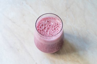 Bardakta Kolajen Tozu ile karpuz yabanmersini Smoothie. İçmeye hazır..