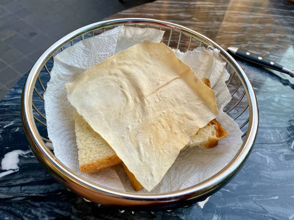 Papadum Flatbread Crackers Served Restaurant Appetizer Ready Serve Metal Basket — Stock Photo, Image