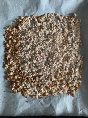 Kağıt tepside taze pişmiş badem unu var. Yemeye hazır..