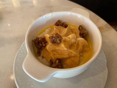 Nougat, Rice, Cream ve Lemon Peel ile karamel mus da Riz Au Lait olarak adlandırılır. Hizmet ve Yemeye Hazır.