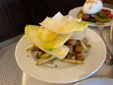 Kerevizli Tanrıça Salatası, Marul, Creme Fraiche ve Crouton Ekmeği. Yemeye hazır..