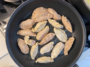 Çiğ buğulanmış Gyoza ya da sarımsaklı soya soslu domuz eti dolması Çin usulü tavada kızartılmış meşhur aperatif. Yemek için hazır..