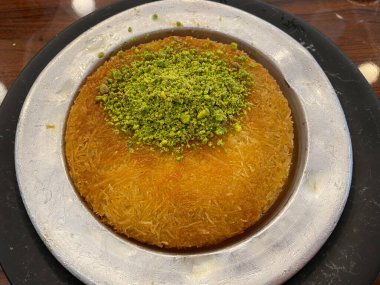 Türk tatlısı, kunafa, kaday fıstığı, fıstık, ceviz tozu ve peynir. Yemeye hazır..