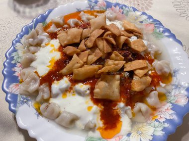 Manti, Türk usulü kızarmış Ravioli. Ev yapımı. Hizmet ve Yemeye Hazır.