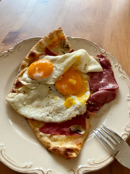 Kawałek Pizzy Jajkiem Podgrzanym Talerza Śniadaniowego Gotowy Jedzenia — Zdjęcie stockowe