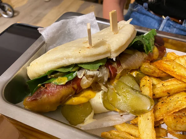 Gua bao, sosisli çörek sandviçi. Yemek için hazır..