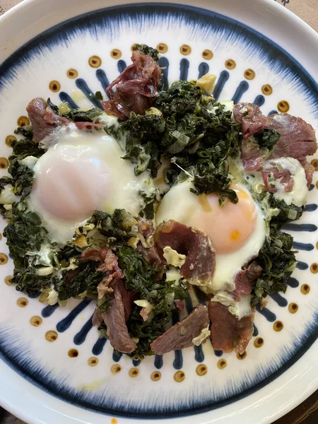 Gebratenes Mit Mangold Und Hausgemachter Pastrami Salami Fertig Zum Essen — Stockfoto