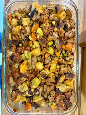 Türk mutfağından, sebze kebabından, güveçten. Türkçe adı Maras Tava veya Kahramanmaras Tava Orman Kebabi