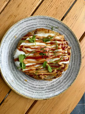 Hiroşima usulü okonomiyaki ve kahvaltıda sahanda yumurta ayrıca sokak yemeği.