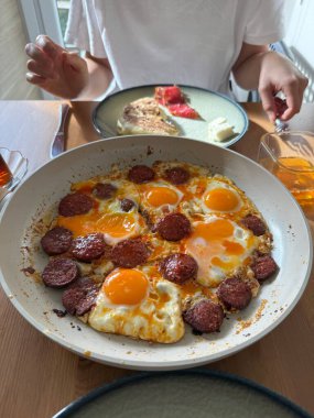 Ev yapımı sosisli sahanda yumurta sosisi, yumurta omleti sosisi. Sucuklu Yumurta