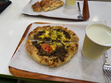 Geleneksel Türkçe fırında pide. Türk pizzası, Orta Doğu aperatifleri. Yerel bir restoranda servis edilmiş.