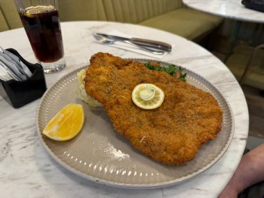 Viyana şnitzeli patates kızartması, restoranda mükemmel servis ediliyor.