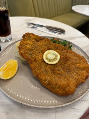 Viyana şnitzeli patates kızartması, restoranda mükemmel servis ediliyor.