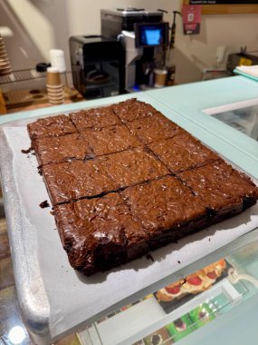 Satılık çikolata soslu lezzetli çikolatalı kekler.