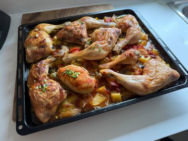 Ev yapımı ızgara tavuk budu tepside hazır.