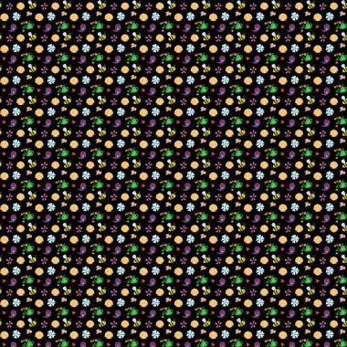 Koyu arkaplanda deniz kabukları, çiçekler ve böceklerden oluşan kusursuz bir desen.