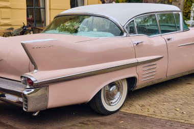 Pırasa, Hollanda; 12 Ekim 2025: Nienoord malikânesinin avlusundaki klasik Cadillac, Hollanda 'daki bir miras arazisindeki Amerikan klasik arabasını resmediyor..
