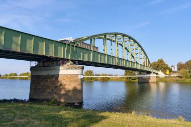 Verden, Almanya; 2 Ekim 2025: Alman bölgesel taşımacılık ve mühendislik geleneğini sembolize eden Verden ve Blender arasında Weser Nehri boyunca uzanan yeşil çelik kemer köprüsü.
