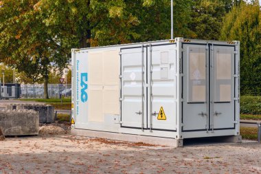 Hoogeveen, Hollanda; 13 Ekim 2025: Sanayi bölgesinde modern güvenilir enerji geçişini sembolize eden yeni bir işletmeyi Hollanda şebekesine bağlayan geçici pil kurulumuna geniş bir bakış.