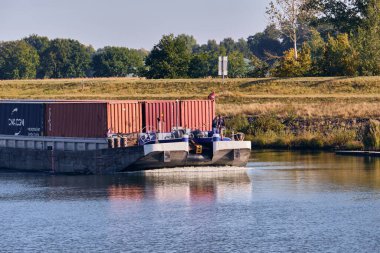 Scharnebeck, Almanya; 30 Eylül 2025: Geminin yakınındaki Elbe-Seitenkanal 'ın pruvasından görülen kargoyla birlikte iç taşımacılık ve seyrüsefer göstergesi olarak itildi..