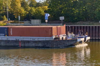 Scharnebeck, Almanya; 30 Eylül 2025: Geminin yakınındaki Elbe-Seitenkanal 'ın pruvasından görülen kargoyla birlikte iç taşımacılık ve seyrüsefer göstergesi olarak itildi..