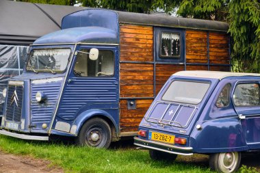 Zelhem, Hollanda; 14 Eylül 2024: İki Citroen 2CV arabası, klasik otomotiv mirası ve Fransız tasarım simgelerini temsil eden Hollanda 'nın bir köyünde park halinde..
