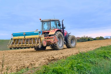 Saint-Ferreole-de-Comminges, Fransa; 1 Kasım 2025: Orange Case tekerlek yükleyicisi Fransa 'nın güneyindeki kırsal kesimlerde saman balyaları istiflenmiş çakıl yığınları ve ahırların arasında çiftliğe park etti.