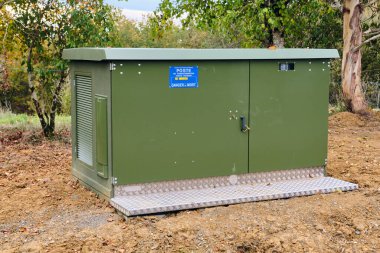 Saint-Ferreole-de-Comminges, Fransa; 1 Kasım 2025: Orange Case tekerlek yükleyicisi Fransa 'nın güneyindeki kırsal kesimlerde saman balyaları istiflenmiş çakıl yığınları ve ahırların arasında çiftliğe park etti.