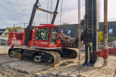 Hoogeveen, Hollanda; 11 Haziran 2023: Demiryolu müteahhitleri Zwolle Groningen hattına akşam inşaatı sırasında ağır vinçle yeni bir hızlı demiryolu şalteri kurdular.