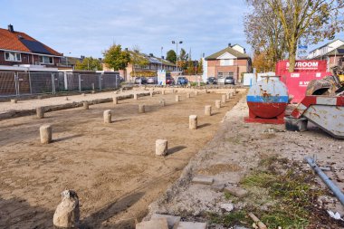 İşçi, Hollanda; 19 Ekim 2025: Sosyal konut için küçük inşaat sahalarındaki yerleşik beton yığınları, erken inşa aşamasında vakıf çalışmaları ve inşaat mühendisliği ekipmanlarını gösteriyor.