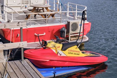 Ahus, İsveç; 22 Eylül 2025: Kathe-Juliane kurtarma jet ski 'li sabit kurtarma botunun arka görüntüsü, yerel deniz kurtarma derneği tarafından kullanılan gövde ve ekipmanları gösteriyor..