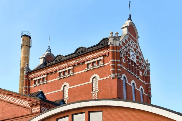 Ahus, İsveç - 22 Eylül 2025: Absolut Votka fabrikasındaki sanayi ayrıntılarına yakından bakın tuğla mimari boru tesisleri ve tarihi liman rıhtımındaki Spiritkyrkan kulesi.