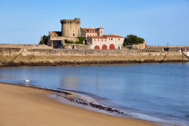 Saint-Jean-de-Luz 'un güneşli bir günde Fransa' da kale plajı ve Atlantik Okyanusu 'na sahip güzel kıyı manzarası seyahat ve turizmle ilgili ticari projeler için mükemmel.