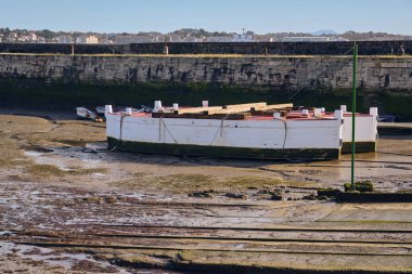 Saint-Jean-de-Luz 'da, Atlantik kıyısındaki Bask Bölgesi' nin güneyindeki bir sahil kasabasında çamurun üzerinde mahsur kalan tahta dubalar seyahat ve turizmle ilgili projeler için kullanılabilir..