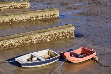 Saint-Jean-de-Luz 'da çamura saplanmış küçük tekneler, Atlantik kıyısındaki Bask Bölgesi' nde bir kıyı kasabası olan Saint-Jean-de-Luz 'da seyahat ve turizmle ilgili projeler için kullanılabilir..