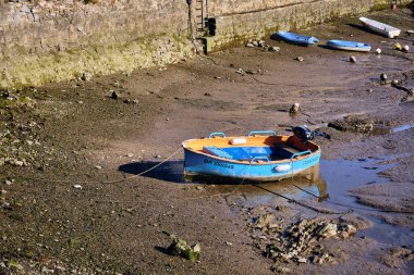 Saint-Jean-de-Luz 'da çamurun üzerinde mahsur kalan balıkçı tekneleri, Güney Fransa' nın Atlantik kıyısındaki Bask bölgesinde bir kıyı kasabası olan Saint-Jean-de-Luz 'da seyahat ve turizmle ilgili projeler için kullanılabilir..