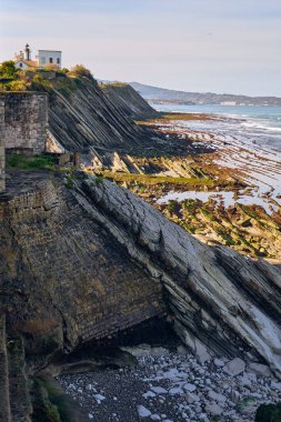 Bu fotoğraf Fransa 'nın Bask ülkesindeki Saint-Jean-de-Luz' un büyüleyici sahil şeridini gösteriyor. Atlas Okyanusu 'nun Pireneler Dağları' yla buluştuğu yer. Kayalık kıyı şeridi ve kıyı manzarası.