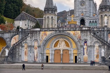 Lourdes France 'taki Meryem Ana Bazilikası' nın dış görünüşü dini mozaiklerini ve mimari ayrıntılarını gözler önüne seriyor. Bu ünlü hac alanı dini turizm ve kültürel keşifler için önemli bir dönüm noktasıdır..