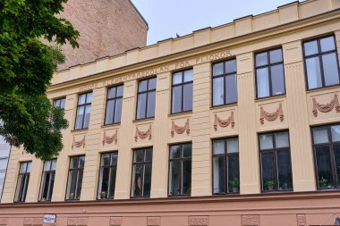 Helsingborg İsveç Mimarisi Hogre Elementarskolan Flickor Binası Pencereleri ve Şehir Merkezi Bej Dış Duvarları.